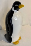 Grande Pinguim em Louça - Pinguim década de 50 , com desgasta de pintura na parte da cabeça e no bico. Medidas: Altura 29 cm x base 14 cm