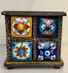 Caixa de especiarias Indianas - em Madeira, com 4 gavetas em louça, desenhos e aplicações indianas em toda caixa.  Medidas: Altura 15 cm x 18 cm de Largura