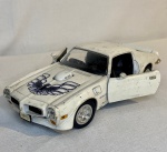 Colecionismo - Carro de Metal Branco com pintura azul - Medidas: 19cm x 8cm largura