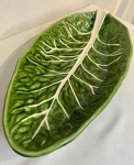 Bela saladeira em cerâmica vitrificada - saladeira em cerâmica vitrificada na cor verde em formato de folha. Med: 39cm Comp x 20cm Largura.
