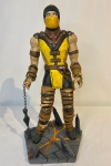 Colecionismo - Grande Boneco Scorpion Mortal Kombat em plástico rígido com detalhes em couro nas vestes. Boneco sobre base plástica. (desgastes no couro); Med. 31cm altura x 14cm base