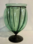 Belo Vaso floreira em metal e vidro soprado na cor verde - Base e suporte do vidro em metal preto . Medida: 30cm altura x 17cm diâmetro.