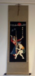 Grande Papiro de pendurar em parede Japonês com moldura interna prateada, apresenta graciosa figura de casal malabarista. Em papel dito , de arroz. Base em maciça madeira. Med:  1,42 x Comp x 42cm Largura.