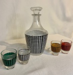 Licoreira Italiana em vidro com padronagem  xadrez - Acompanha 4 copinhos para licor com cores variadas. Med: 18cm altura