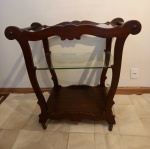 Carrinho - Mesa de Apoio em madeira de lei com prateleiras em vidro. Med: 80cm Al x 85 cm de Largura.