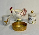 Lote Contendo (4) objetos - Sendo: 1 galo em porcelana para ovo cru, um potiche em porcelana com tampa, 1 copinho de porcelana e um pratinho de metal.