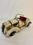 Carro Branco de lata  Rústico e artesanal com detalhes em dourado antigo. Med: 23cm com x 10cm largura x 9cm de altura