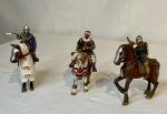 COLECIONISMO - Trio de Cavaleiro Medievais em chumbo em policromia e vasta riqueza de  detalhes. Altura de cada um : 10cm Altura x 8 cm de Largura