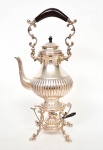 Samovar (chaleira com trempe) em metal espessurado à prata, da marca P. GUERREIRO, pés terminando em