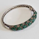 Pulseira em prata 925 contrastada, cravejada com 53 pequenos diamantes e 85 pedras verdes, provavelm