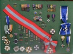 <b>MEMORABÍLIA MILITAR</B>. Grande quadro de comendas e honrarias militares, incluindo medalha do Mé