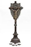 Imagem de CRISTO crucificado de madeira, patinada e dourada, med. 33,5 cm (A). Cruz de madeira, com
