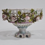 Excepcional fruteira em porcelana toda fenestrada ao redor e decorada com botões de rosas em alto re