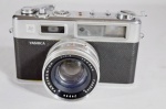Maquina fotográfica da marca yashica, modelo electro 35 na cor prata e preto, acondicionada em estoj