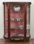 Elegante vitrine estilo inglés, em madeira nobre, decorada com incrustações de madeira clara, latera