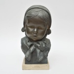 TEIXEIRA - "Menina". Busto de bronze patinado. Assinado. Base retangular de mármore. Altura