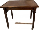 DESIGN- Elegante mesa design em Jacarandá com gavetas lateral e rodizios cromados, (marcas no tampo). Med. 63 X 70 X 48 cm.