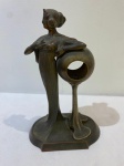 Elegante escultura Arte Nouveau em bronze representando figura feminina. Med. 20 cm.