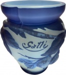 EMILLE GALLÉ- Belíssimo vaso Art Nouveau em pasta de vidro na cor azul decorada com figuras de frutas em alto relevo, assinado. Med. 13 cm boca 9 cm.