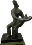 SONIA EBLING- Maravilhosa escultura em bronze representando figura feminina com pomba, peça assinada, base em granito. Med total 68 X 48 cm.