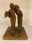 Grupo escultórico Art Nouveau em bronze representando figuras femininas, base em mármore. Med total 19 cm.
