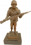 Escultura em bronze representando "Soldado". Med. 17 cm.