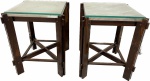 DESIGN- Elegante par de mesas laterais em Jacarandá, pés cruzados por traves e tampo em mármore e vidro. Med. 50 X 40 cm.