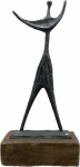BRUNO GIORGI- Grande escultura em bronze patinado representando "Candango", base em madeira peça assinada. Med total 120 X 55 cm.