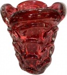 MURANO ANOS 50- Belíssimo vaso em murano Italiano na cor vermelho dito "Cacto" decorado com bolhas internas. Med. 31 X 22 cm.