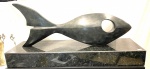 ALFREDO CESCHIATTI- Escultura em bronze patinado representando figura de peixe com base em granito, peça assinada. Med total 32 X 82 cm.
