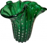 Elegante vaso em vidro artístico de murano na cor verde decorado com bolhas internas. Med. 25 X 25 cm.