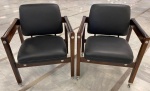 SERGIO RODRIGUES- Elegante par de cadeiras "Kiko" em Jacarandá com detalhes cromados e estofadas em couro preto. Med. 78 X 64 X 58 cm.