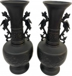 CHINA SÉC XIX/XX- Antigo par de ânforas em bronze e patina decorado com figuras de dragões. Med. 32 X 14 cm.