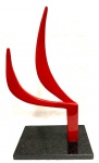 OSCAR NIERMEYER- (atribuído)- Escultura desing em bronze patinado na cor vermelho, com base em mármore, apresenta placa assinada. Med. 55 cm.