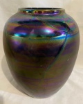 Elegante vaso em faiança policromada dito furta cor. Med. 26 X 19 cm.
