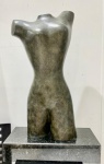 B.GIORGI-Belíssima escultura em bronze patinado representando "Torso feminino" com base em granito, peça assinada. Med.total 80 X 50 cm.