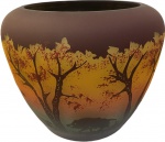 RAVAGNANI- Belo vaso bojudo em pasta de vidro policromado decorado com cenas de caça assinado. Med. 20 X 24 cm.
