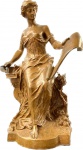 H.FUOERE- Elegante escultura em bronze patinado representando figura de dama sentada com pergaminho, peça assinada base em granito. Med.70 X 35 cm.