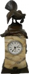 Maravilhoso relógio em mármore com bronze representando figura de "Peru", maquina QUARTZ. Med.32 cm.