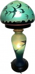RAVAGNANI-Elegante abajur em pasta de vidro verde decorado com figuras de andorinhas. Med. 65 cm.