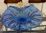 MURANO- Maravilhoso centro de mesa em murano na cor azul decorado com bolhas  internas e flor com pó de outo. Med. 21 X 48 X 38 cm.