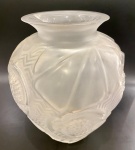 Belíssimo Vaso em Cristal de Seves (pequeno bicado), peça assinada. Med. 26 X 20 cm.