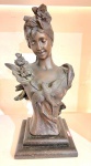 FRANCE- Escultura Art Nouveau em bronze patinado representando "Busto feminino com Andorinha", peça assinada. Med. 36 X 20 cm.