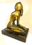 M.SCHUBACH- Escultura em bronze representando figura feminina, com placa de identificação base em mármore. Med. 22 X 20 cm.
