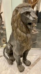 Magnífica e Imponente escultura em bronze patinado representando Figura de Leão em tamanho natural. Med. 130 X 110 X 50 cm.