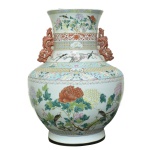 Importante vaso bojudo em porcelana oriental, ricamente decorado com faixas policromadas com motivos