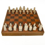 Raro jogo para xadrez,  completo,  com trinta e duas peças esculpidas em marfim, representando figur