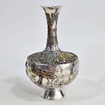 Rara jarra em prata japonesa, marcada no fundo, finamente decorada com em alto relevo com flores, fo