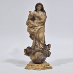 Excepcional imagem de N. Sra. esculpida em pedra sabão, de excelente fatura, certamente de mestre sa