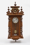 Relógio carrilhão, de parede, possivelmente alemão, duas cordas, caixa em madeira nobre, florão enci